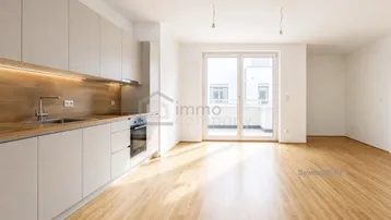 Moderne Einbauküche mit hellen Fronten, Holzakzenten und direktem Zugang zum Balkon.