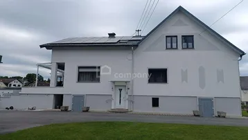 Vorderansicht des Einfamilienhauses mit Eingangsbereich, Solaranlage und gepflegtem Vorgarten.