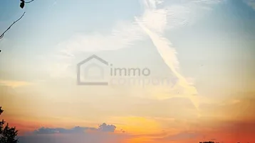 Atemberaubender Sonnenuntergang über den Bergen mit weitem Blick in die Ferne.