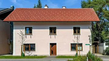 Charmantes Einfamilienhaus mit traditionellem Ziegeldach und gepflegter Fassade an sonniger Lage.