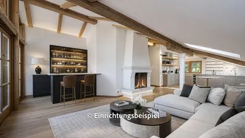 Geräumiges Wohnzimmer mit Kamin, integrierter Bar und Holzbalken unter dem Dach.