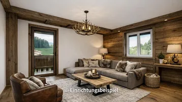 Helles Wohnzimmer mit Holzwänden, bequemer Couch und Blick auf die grüne Landschaft.