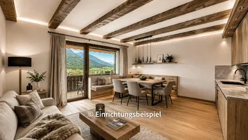 Modernes Wohn-Esszimmer mit offener Küche, Holzbalken und Panoramablick auf die Berge.