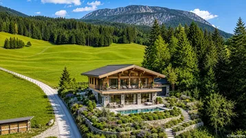Luxuriöses Chalet in alpiner Landschaft mit Pool und gepflegtem Garten, umgeben von Wäldern und Bergen.