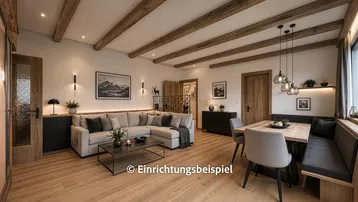Modernes Wohn-Esszimmer im alpinen Stil mit Holzbalken, gemütlichem Sofa und Essbereich.