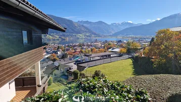 Panoramablick auf den See, die Stadt und die umliegenden Berge von der Immobilie aus.