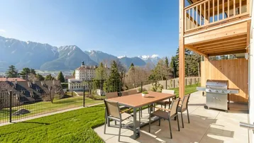 Geräumige Terrasse mit Esstisch, Grill und herrlichem Bergblick auf die umliegende Landschaft.