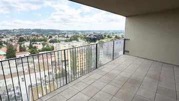 Geräumige Terrasse mit Fliesenboden und weitem Blick über die Stadt und die Umgebung.