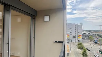 Balkon mit Blick auf die Stadt und die umliegenden Gebäude, ausgestattet mit Fliesenboden.