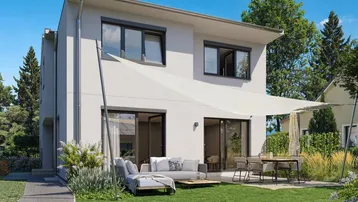 Modernes Einfamilienhaus mit großem Garten, möblierter Terrasse und Sonnensegel.