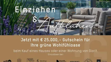 Möblierte Dachterrasse mit Lounge-Möbeln, Feuerstelle und weitem Blick auf das Wasser.