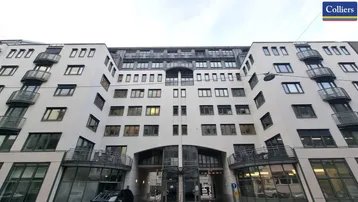 Moderne Bürogebäude-Fassade mit zahlreichen Fenstern und Balkonen, die eine zeitgemäße Architektur aufweisen.