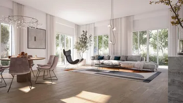Helles, offenes Wohn-Esszimmer mit Holzboden, großen Fenstern und Zugang zum Gartenbereich.