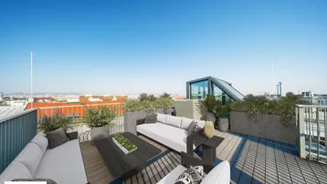 Geräumige Dachterrasse mit modernen Loungemöbeln, Pflanzen und weitem Stadtblick unter blauem Himmel.
