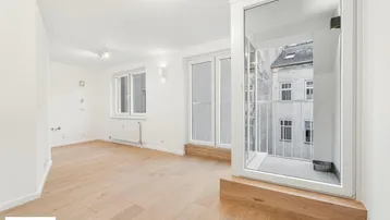 Helles Wohnzimmer mit Parkettboden und Zugang zu einer verglasten Loggia, ideal für entspannte Stunden.