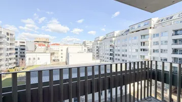 Blick vom Balkon auf die umliegenden Wohngebäude und die Stadtlandschaft.