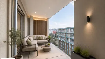 Moderner Balkon mit bequemen Loungemöbeln und Blick auf die Stadtbebauung.