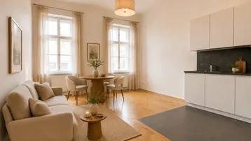 Helles Wohn-Esszimmer mit Fischgrätparkett, moderner Küchenzeile und gemütlicher Sitzecke.