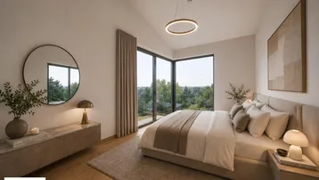 Helles Schlafzimmer mit großen Fenstern, Holzboden und Blick ins Grüne.