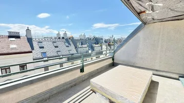 Geräumige Dachterrasse im Bau mit weitem Blick über die Stadt und die umliegenden Dächer.