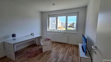 Arbeitszimmer mit Schreibtisch, Laminatboden und weitem Blick aus dem Fenster.