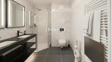 Modernes Badezimmer mit Doppelwaschbecken, begehbarer Dusche und eleganten Marmorfliesen.