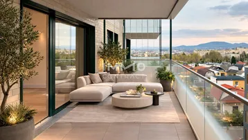 Geräumiger Balkon mit bequemen Loungemöbeln und weitem Blick über die Stadt.