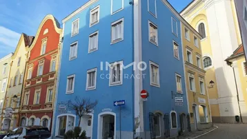 Historisches Gebäude mit leuchtend blauer Fassade und traditioneller Architektur in einer Stadtgasse.