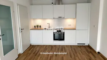 Moderne Einbauküche mit weißen Schränken, Holzarbeitsplatte und Parkettboden in einem Wohnbeispiel.