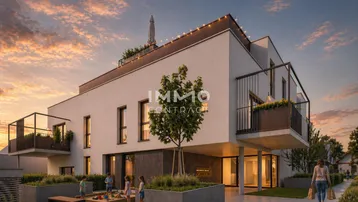 Moderne Wohnanlage bei Sonnenuntergang mit Balkonen, Dachterrasse und Spielbereich im Garten.