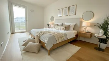 Helles Schlafzimmer mit Holzboden, modernem Bett und Zugang zu einem Balkon.