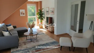 Gemütliches Wohnzimmer mit Sofa, Teppich und Blick ins Grüne durch große Fenster.