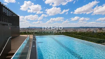 Exklusiver Infinity-Pool auf dem Dach mit atemberaubendem Stadtblick und weitem Horizont.