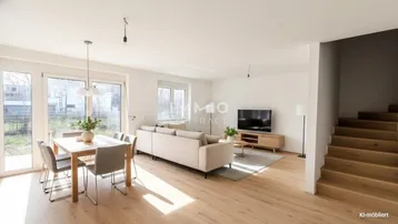 Helles, offenes Wohn-Esszimmer mit Holzboden, großen Fenstern und Zugang zum Gartenbereich.