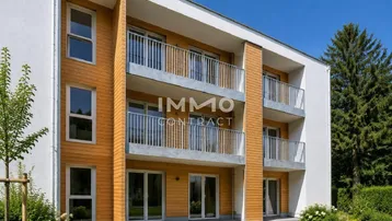 Modernes Mehrfamilienhaus mit Holzverkleidung, Balkonen und gepflegter Grünfläche.
