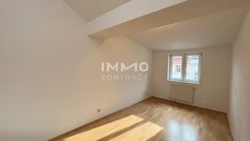 Helles Zimmer mit Dachschräge und Parkettboden, ideal als Schlafzimmer oder Büro nutzbar.