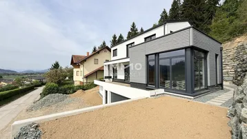 Panoramablick auf das moderne Haus mit umliegender Landschaft und Fernsicht.
