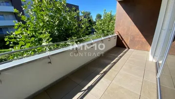 Geräumiger Balkon mit Fliesenboden und Blick ins Grüne, ideal für entspannte Stunden im Freien.