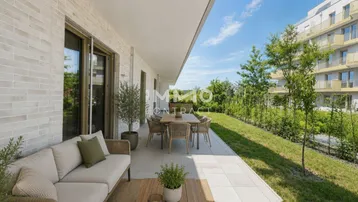Geräumige Terrasse mit Sitzgelegenheiten und Blick auf die grüne Umgebung und moderne Gebäude.