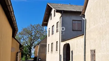 Altes Gebäude an einer schmalen Gasse mit traditioneller Architektur und Dachrinnen.