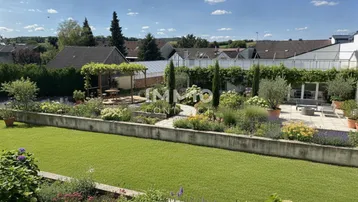 Gepflegter Garten mit Rasenfläche, Blumenbeeten, einer möblierten Terrasse und Pergola unter blauem Himmel.