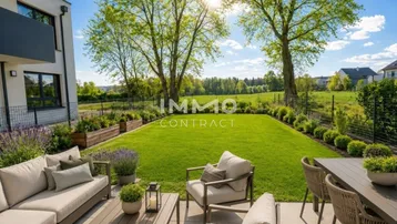 Großzügige Terrasse mit modernen Gartenmöbeln und Blick ins Grüne, ideal zum Entspannen im Freien.