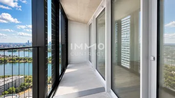 Geräumiger Balkon mit Panoramablick auf die Stadt und den See, ideal zum Entspannen.