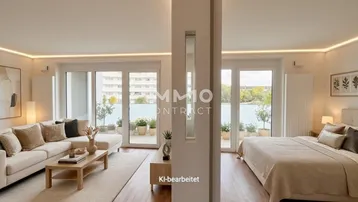 Heller, offener Wohn- und Schlafbereich mit modernem Design, Holzboden und Zugang zu einem Balkon mit Seeblick.