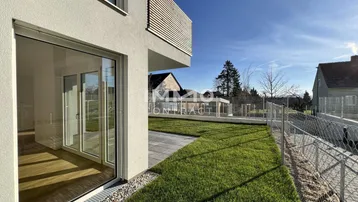 Moderne Wohnanlage mit privatem Gartenbereich und sonniger Terrasse.