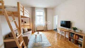Heller Wohnbereich mit Hochbett, Sofa, Fernseher und großem Fenster mit Vorhängen.
