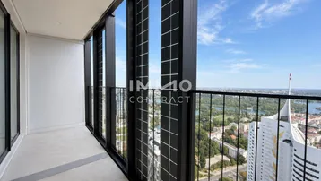Geräumiger Balkon mit atemberaubendem Blick auf die Stadt und den Fluss, ideal zum Entspannen.