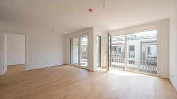 Helles Wohnzimmer mit Eichenparkett und großen Fenstern, die viel Tageslicht hereinlassen.