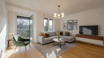 Helles Wohnzimmer mit modernem Sofa, Holzboden und Zugang zu einem Balkon mit grüner Aussicht.