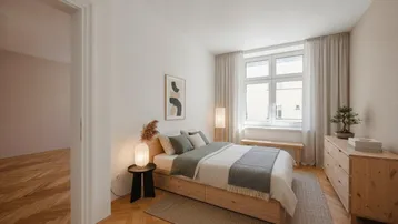 Helles Schlafzimmer mit Holzparkett, modernem Bett und Kommode, sowie einem Fenster mit Vorhängen.